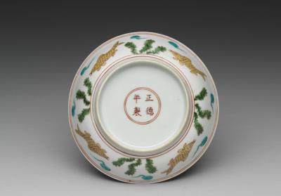 图片[2]-Dish with fish and water weeds in wucai painted enamels, Ming dynasty, Zhengde reign (1506-1521)-China Archive